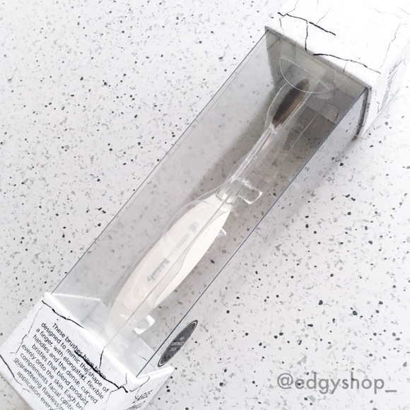 Innovation Beauty | Large Mermaid Makeup Brush - Picture 5 of 8